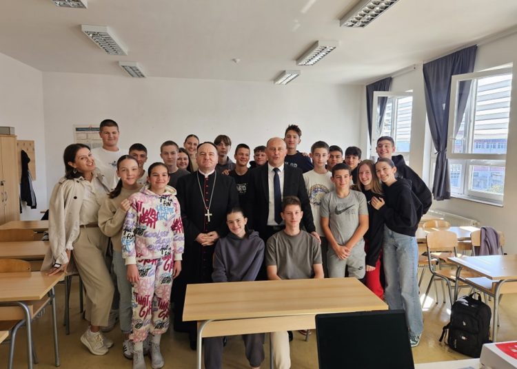 Biskup Petar Palić posjetio širokobriješke škole