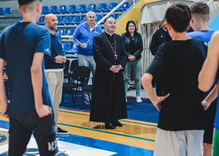 Biskup Petar Palić posjetio HKK Široki