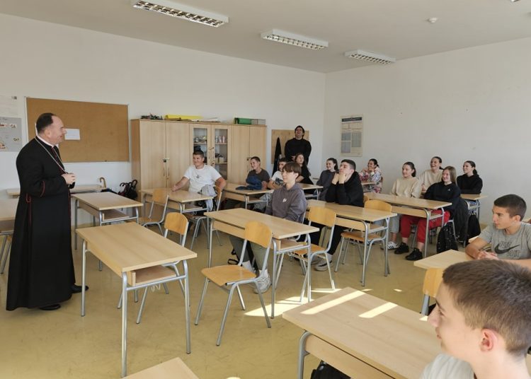 Biskup Petar Palić posjetio širokobriješke škole