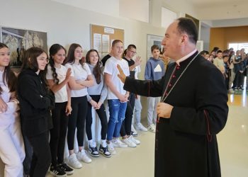 Biskup Petar Palić posjetio širokobriješke škole