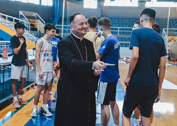 Biskup Petar Palić posjetio HKK Široki