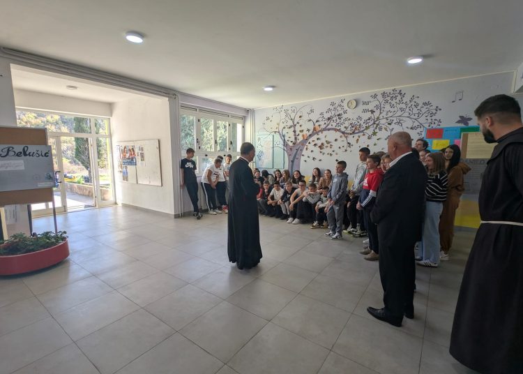 Biskup Petar Palić posjetio širokobriješke škole