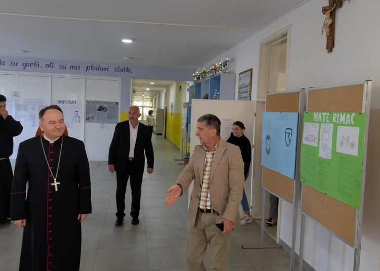 Biskup Petar Palić posjetio širokobriješke škole