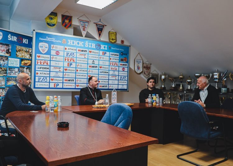 Biskup Petar Palić posjetio HKK Široki