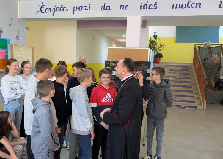 Biskup Petar Palić posjetio širokobriješke škole