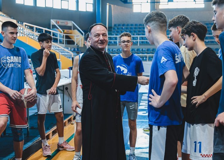 Biskup Petar Palić posjetio HKK Široki