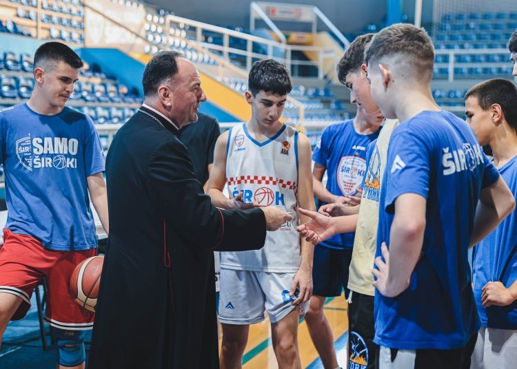 Biskup Petar Palić posjetio HKK Široki