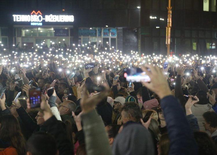 Razbijena stakla na novosadskoj vijećnici, policija baca suzavac