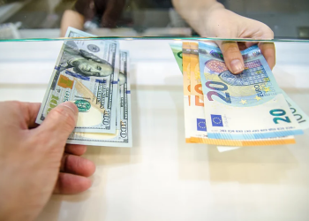 Dolar ojačao, euro pod pritiskom krize njemačke vlade