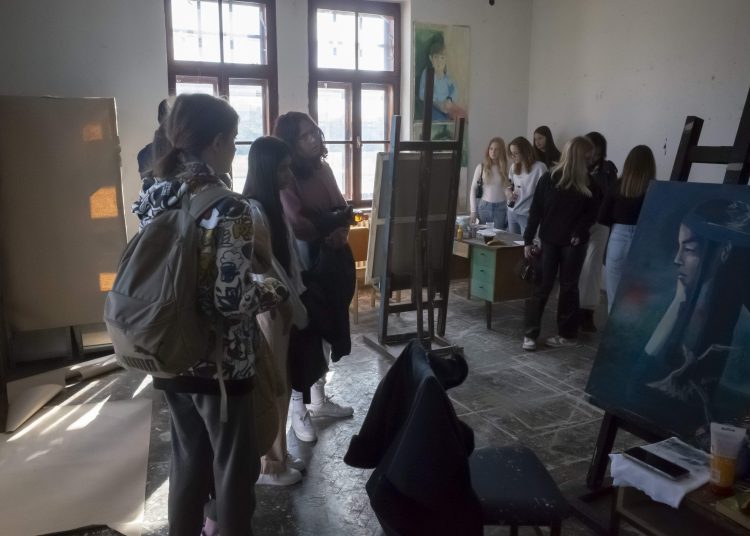Umjetnost bez granica: Učenici iz Ploča posjetili Akademiju likovnih umjetnosti Sveučilišta u Mostaru