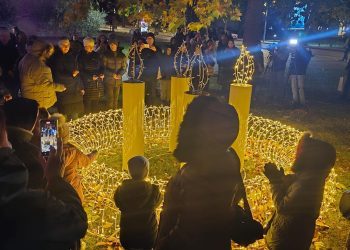 Upaljena prva adventska svijeća na platou ispred Hrvatskog doma hercega Stjepana Kosače