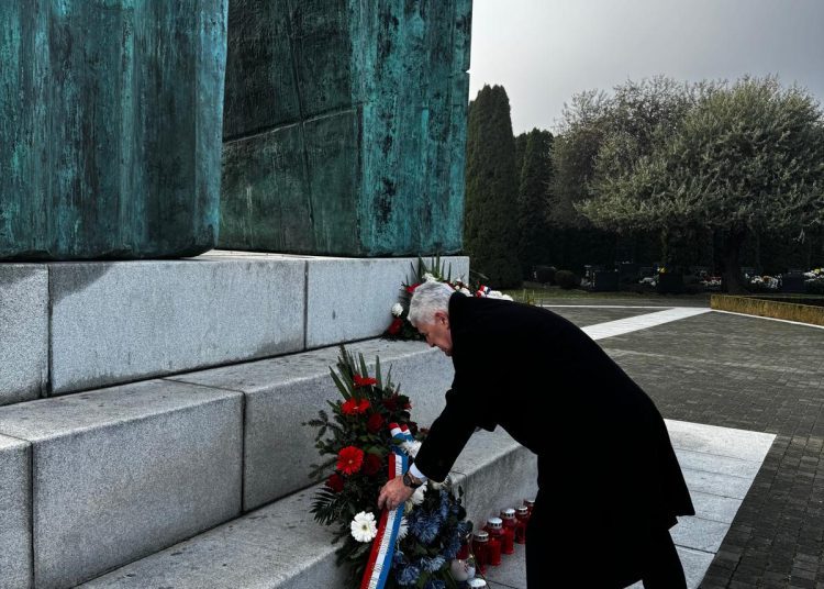 Čović odao počast žrtvama Vukovara na Memorijalnom groblju i Ovčari i heroju Blagi Zadri