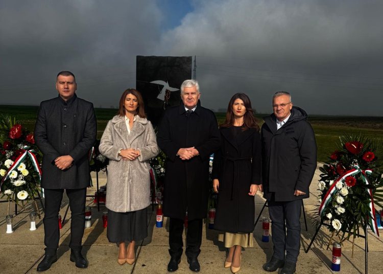 Čović odao počast žrtvama Vukovara na Memorijalnom groblju i Ovčari i heroju Blagi Zadri