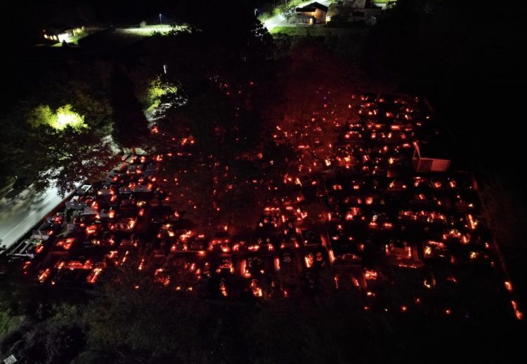 Široki Brijeg: Predivni prizori lampiona na groblju u Ljutom Docu