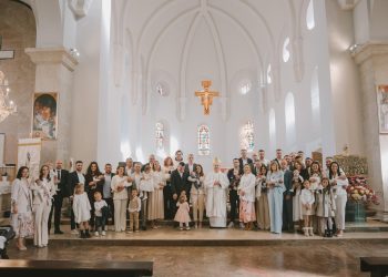 Biskup Palić krstio 11 djece u Širokom Brijegu