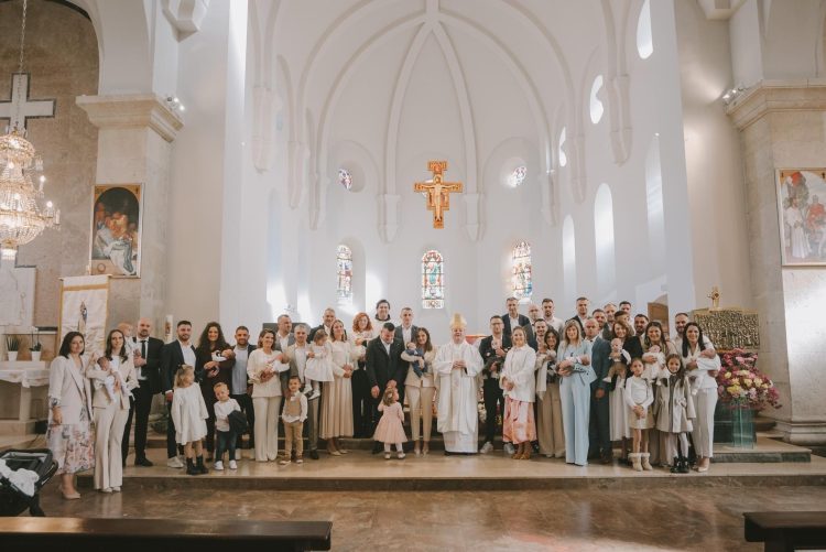 Biskup Palić krstio 11 djece u Širokom Brijegu