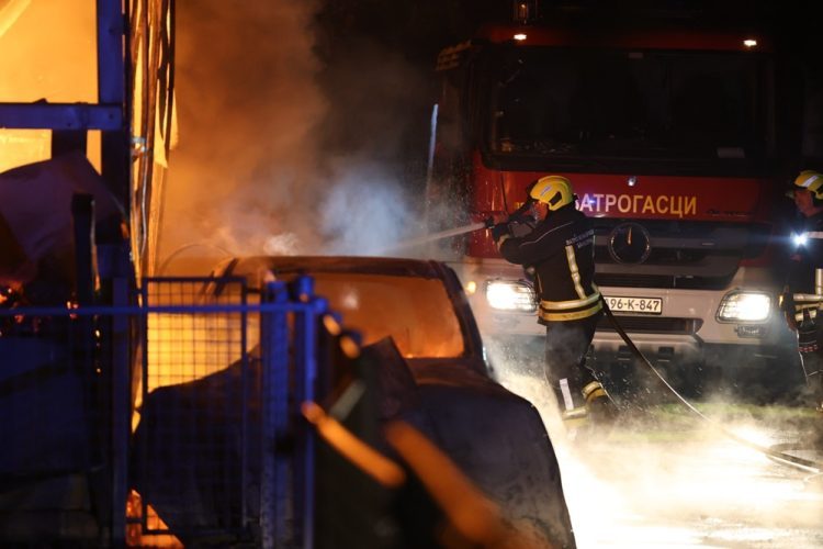 U velikom požaru u Banjoj Luci jedna osoba ozlijeđena, izgorio stambeni objekt