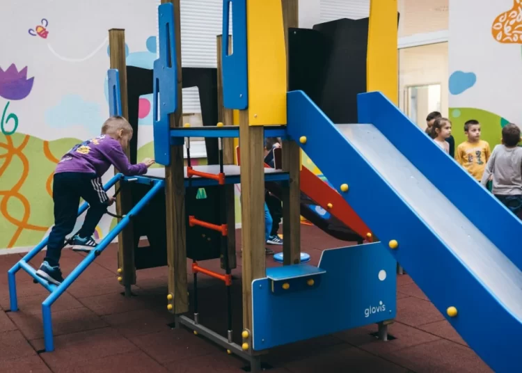 Udruga KINEZIS opremila igraonice za djecu u SKB Mostar