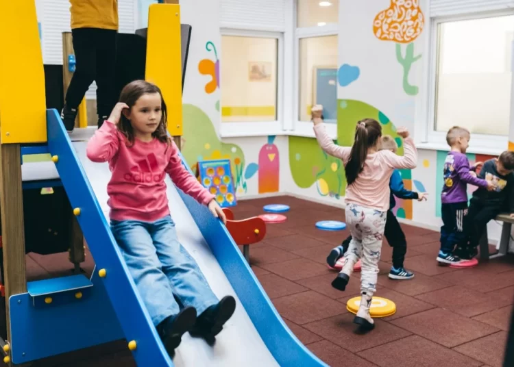 Udruga KINEZIS opremila igraonice za djecu u SKB Mostar