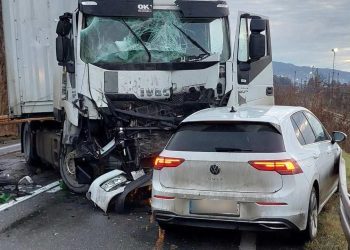 Zbog prometne nesreće obustavljen promet na M-17 kod Žepča