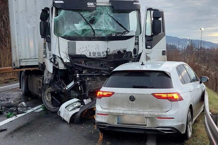 Zbog prometne nesreće obustavljen promet na M-17 kod Žepča