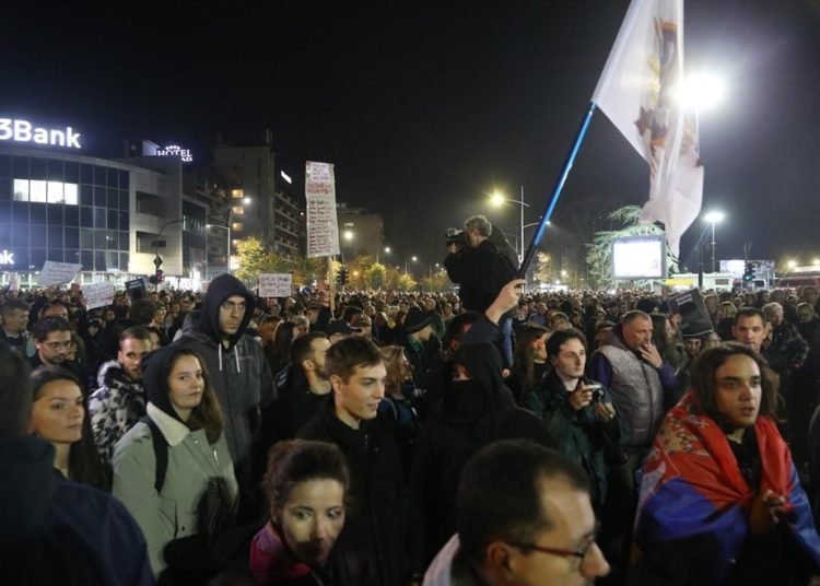 Razbijena stakla na novosadskoj vijećnici, policija baca suzavac