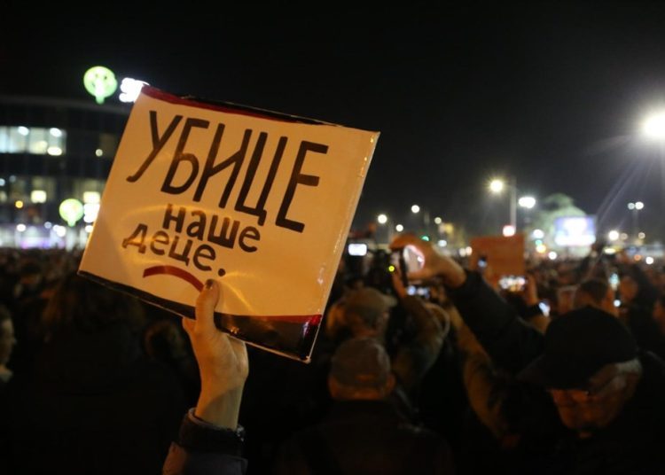 Razbijena stakla na novosadskoj vijećnici, policija baca suzavac