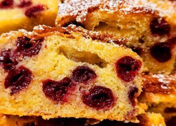 Kolač od griza s višnjama na šalice