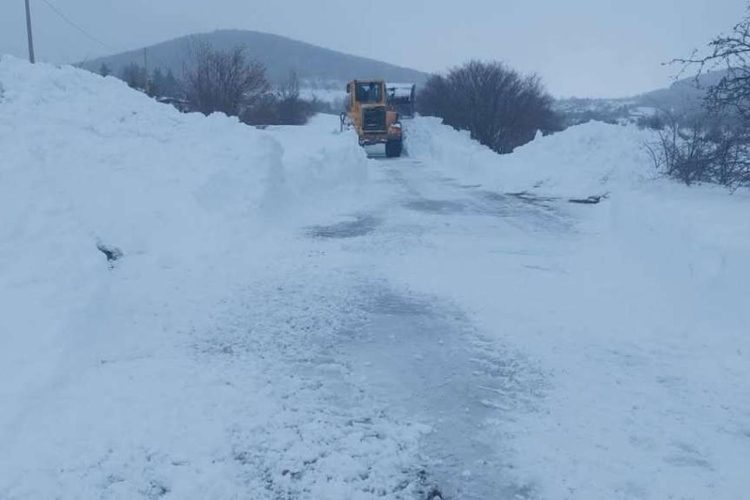 Nešto bolja situacija u Drvaru, prometnice probijene, sva sela dobila struju