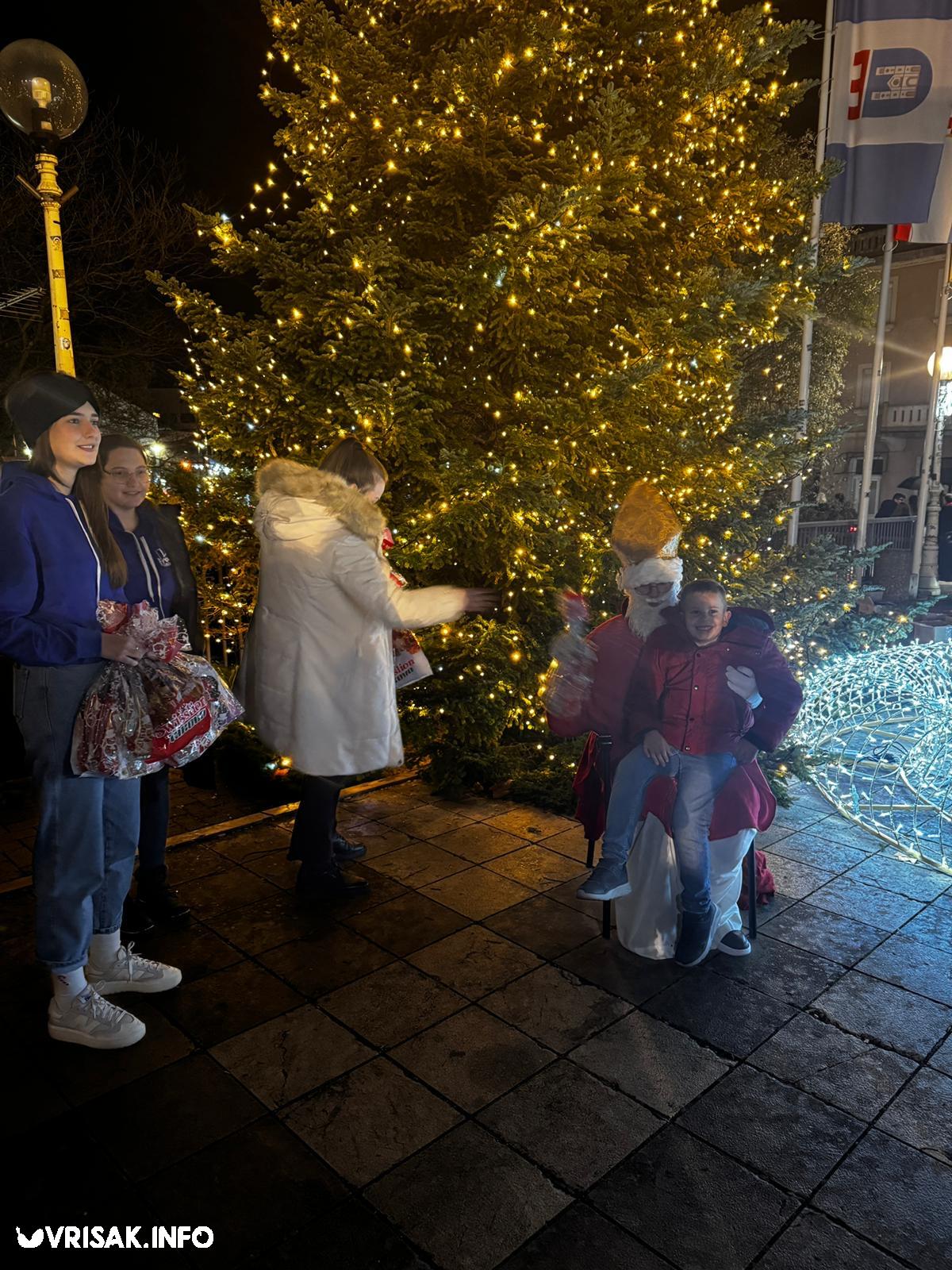 Sveti Nikola i ove godine darivao djecu u Širokom Brijegu, postavljene i jaslice