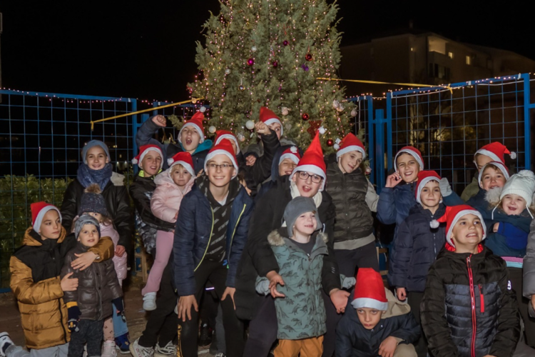Trg u Čitluku obasjalo više od 22.000 lampica, veliki božićni bor darovao Marijan Barbarić