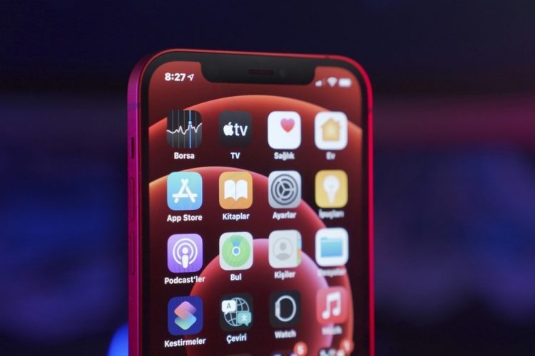 Apple je planirao predstaviti iPhone sa zaslonom bez rubova, ali zasada ništa od toga