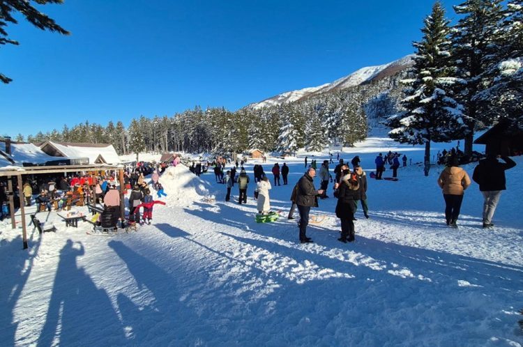 Brojni posjetitelji iskoristili sunčan dan na Blidinju za skijanje i snježne radosti