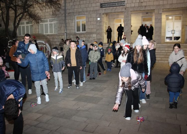 Unatoč hladnoći: Veliki broj posjetitelja na “Božiću u Posušju”