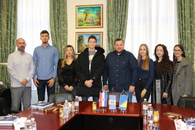 Grad Ljubuški nagradio učenike generacije osnovnih i srednjih škola sa po 500 KM