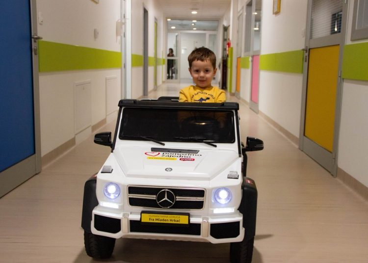 HUMH i HT Eronet darivali mostarsku pedijatriju: Električni autić i paketići malim pacijentima