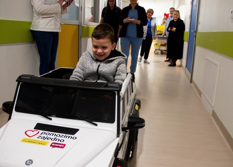 HUMH i HT Eronet darivali mostarsku pedijatriju: Električni autić i paketići malim pacijentima
