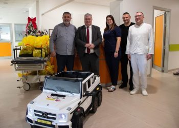 HUMH i HT Eronet darivali mostarsku pedijatriju: Električni autić i paketići malim pacijentima