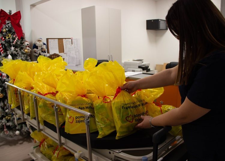 HUMH i HT Eronet darivali mostarsku pedijatriju: Električni autić i paketići malim pacijentima