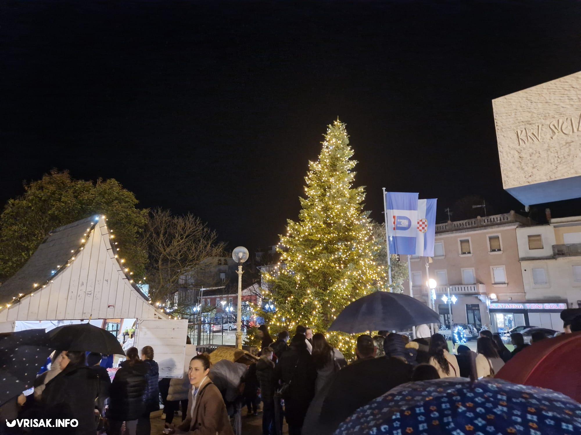 Sveti Nikola i ove godine darivao djecu u Širokom Brijegu, postavljene i jaslice