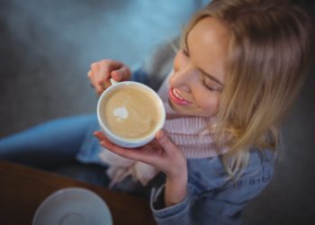 U koliko je sati najbolje popiti prvu šalicu kave?