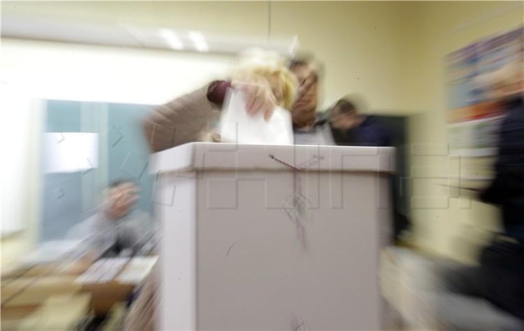 Otvorena birališta, osam kandidata u utrci za predsjednika Republike Hrvatske