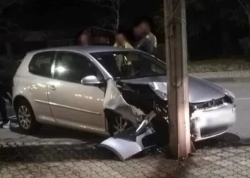 Ljubuški: Automobil sletio s ceste i udario u rasvjetni stup