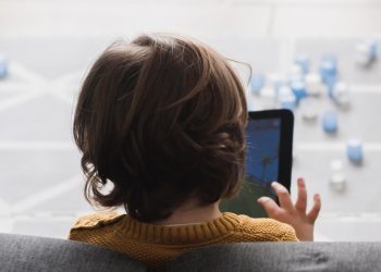 Stručnjaci: Djeca ne bi trebala koristiti mobitel prije treće godine