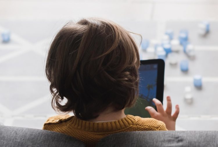 Stručnjaci: Djeca ne bi trebala koristiti mobitel prije treće godine