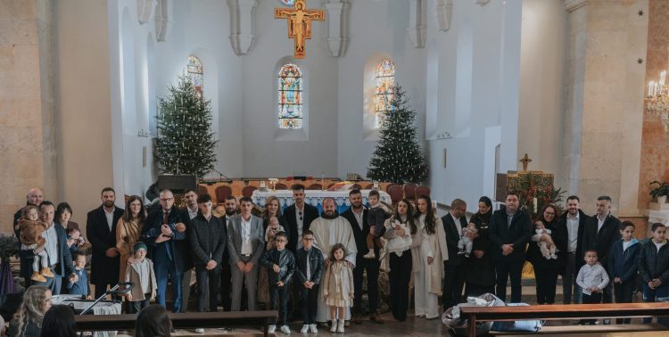 U Širokom Brijegu u jednom danu kršteno šestero djece