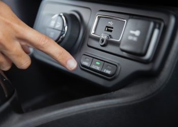 U ovih šest europskih država ćete platiti kaznu ako upalite klimu na parkingu
