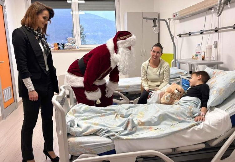 Božićna radost u SKB-u Mostar: Djed Božićnjak donio osmijehe djeci u bolnici