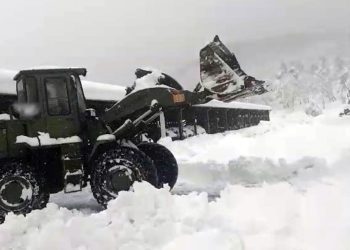 Oružane snage BiH raščišćavaju putne komunikacije od snijega