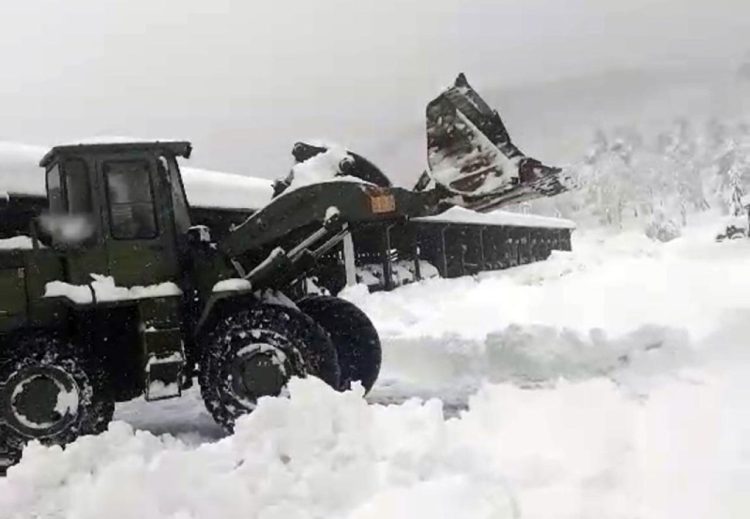 Oružane snage BiH raščišćavaju putne komunikacije od snijega